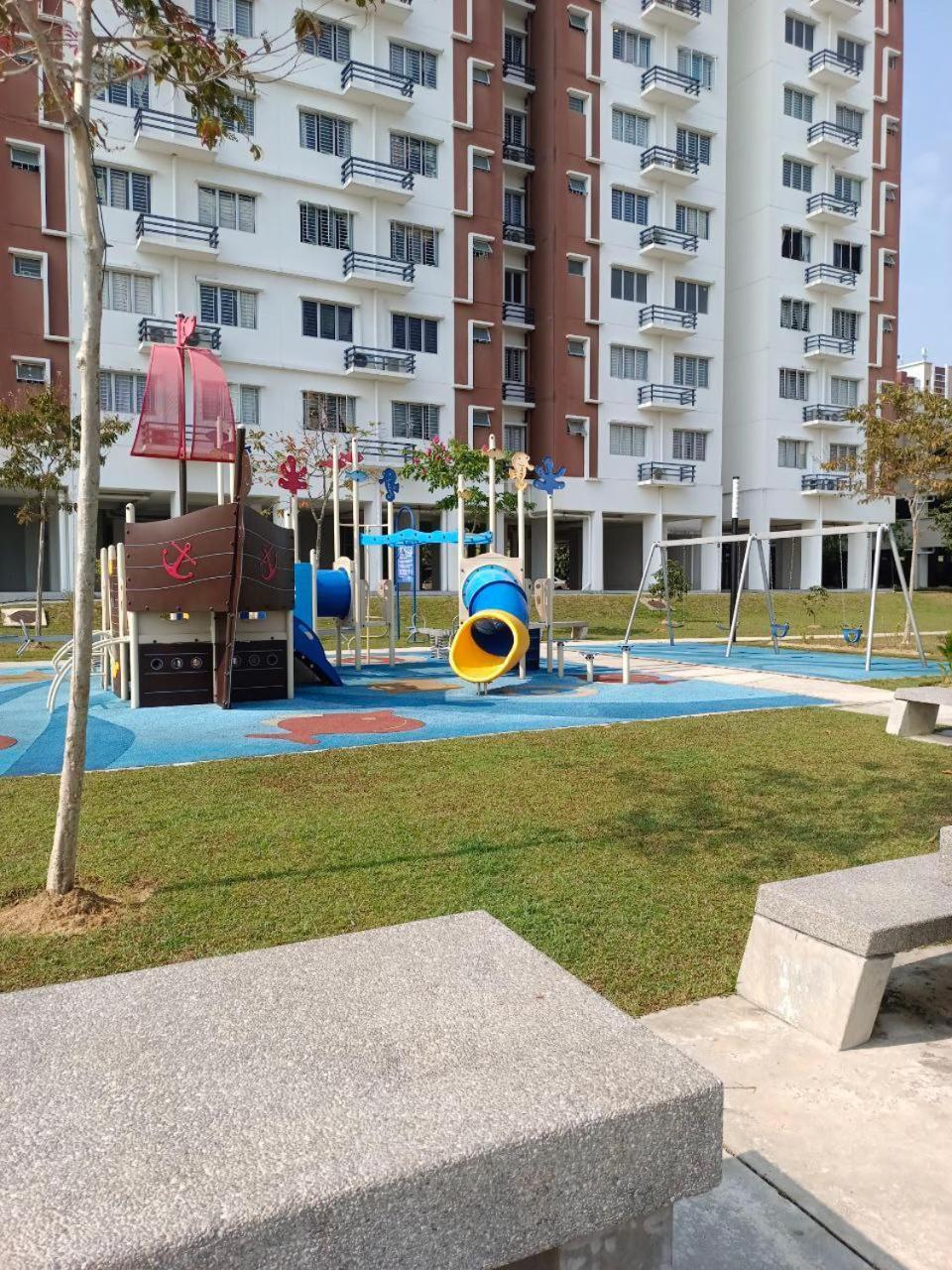 Nena Homestay Setia Alam, Air Conditioned, High Speed Internet Шах-Алам Экстерьер фото